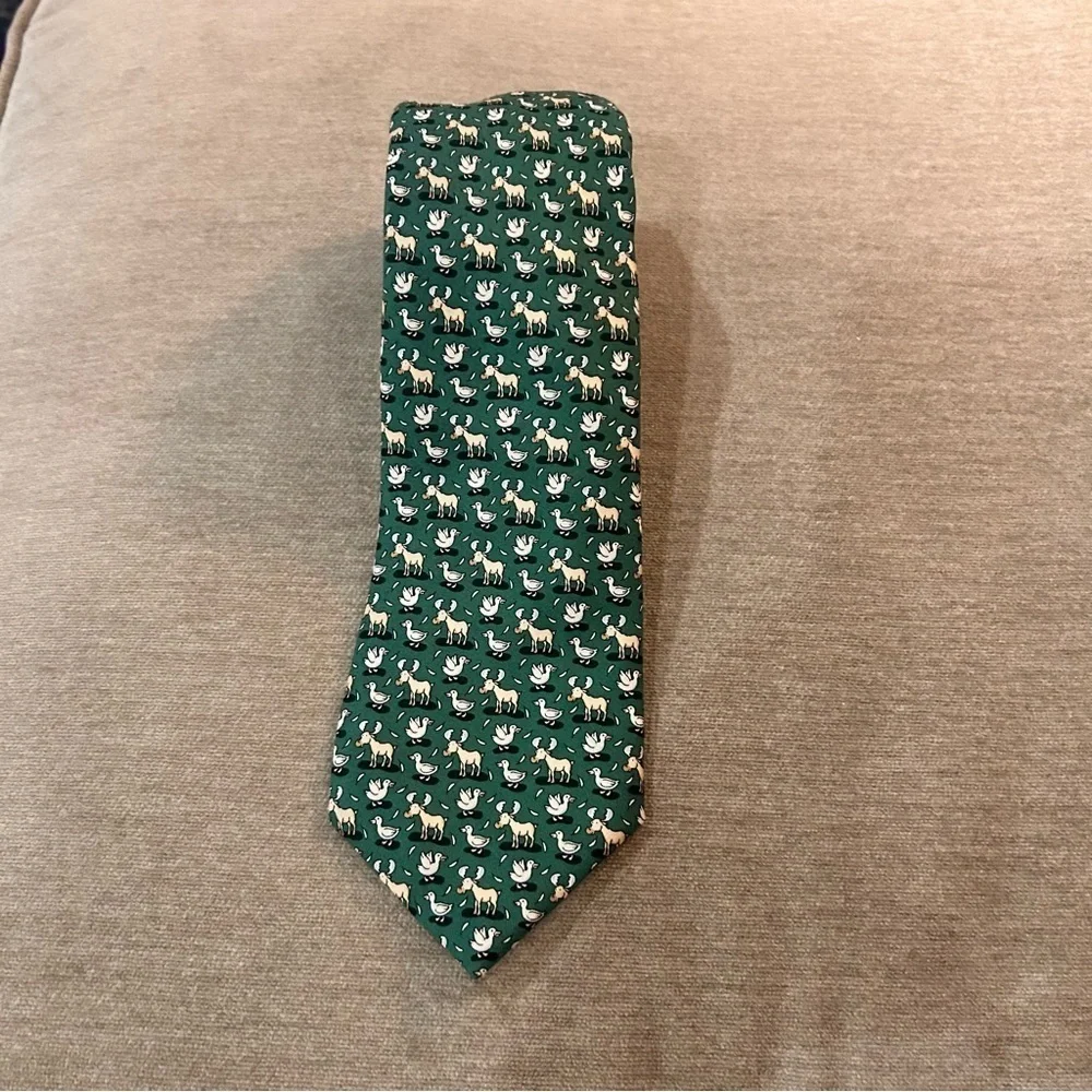 Vineyard Vines green Moose and Duck silk tie